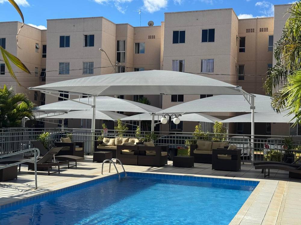Piscina com área de descanso e coberturas