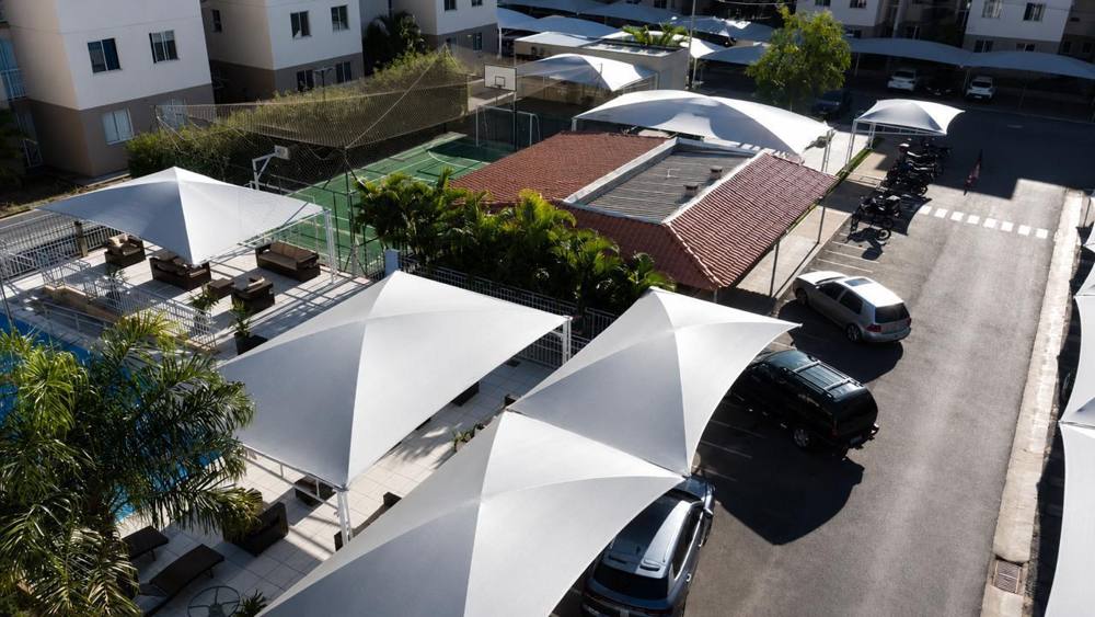 Vista aérea de garagens cobertas e quadra
